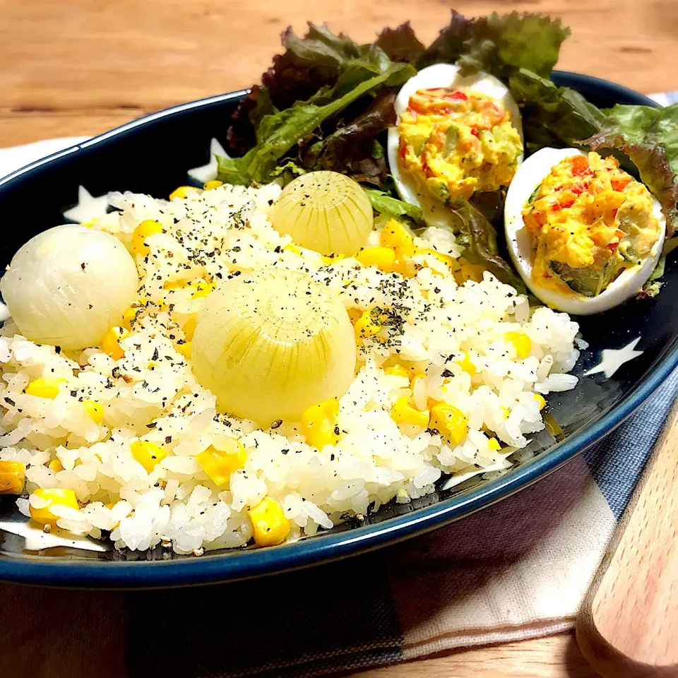 Snapdishの料理写真:とうもろこしとペコロスの塩糀バター炊き込みご飯🌽 ゆで卵のサラダ🥚  #とうもろこしご飯 #塩糀#ペコロス #ゆで卵|きいこさん