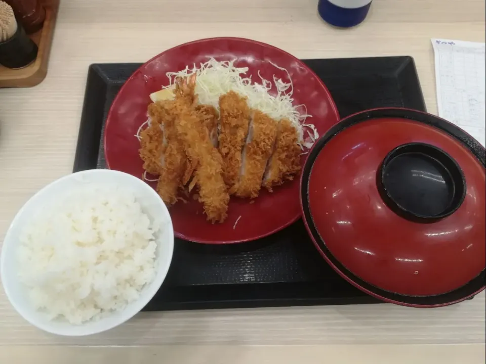 チキンカツとエビフライ定食 #夕飯|アクちゃんさん