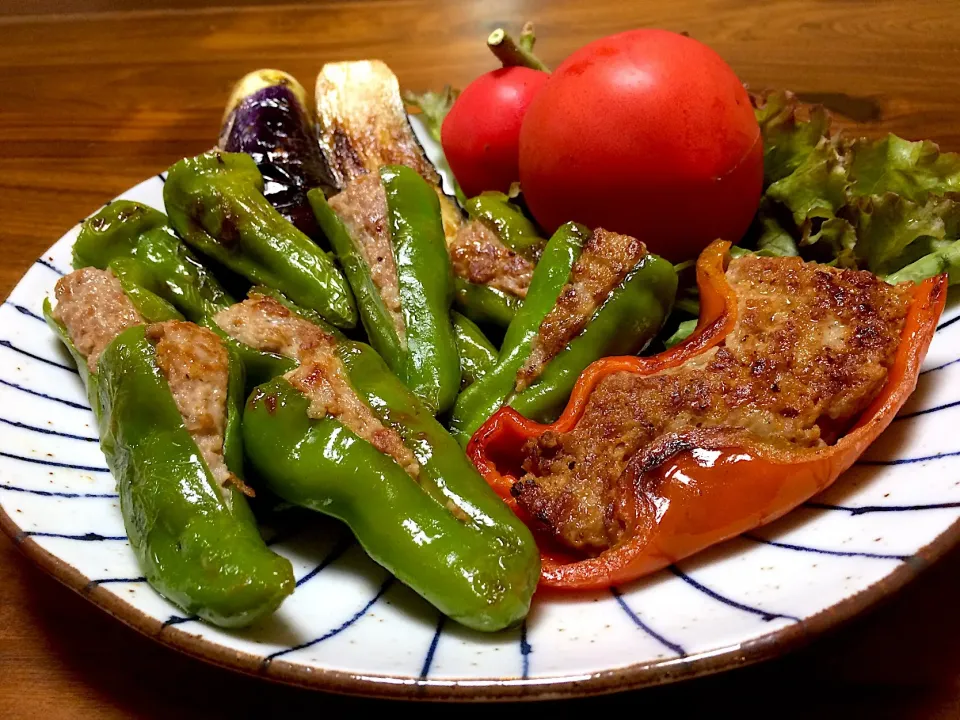 万願寺タイプ大シシトウの肉詰め🌿🌺  枝付き庭とれたてとまと君と🍅
#ぱぴこ家肉詰め|ぱぴこ家さん