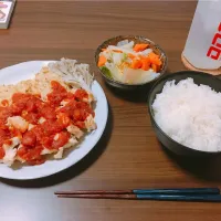 Snapdishの料理写真:豆腐ハンバーグと鶏胸肉のトマトソースがけ( ´థ౪థ)|つよしめじさん