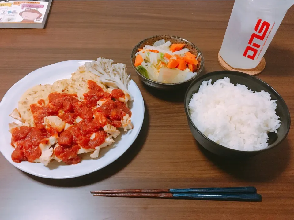 Snapdishの料理写真:豆腐ハンバーグと鶏胸肉のトマトソースがけ( ´థ౪థ)|つよしめじさん