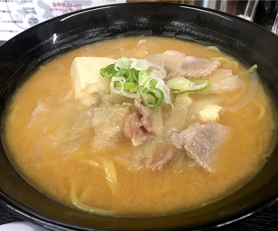 営業マンの遅い昼ごはん☀️☀️🔆 豚汁ラーメン🍜 最近ラーメンがぬるい店多いなあ。 うまいんだけど、ぬるかった。流行りかなあ。 豚汁の名店頑張れ！|ぽんたさん