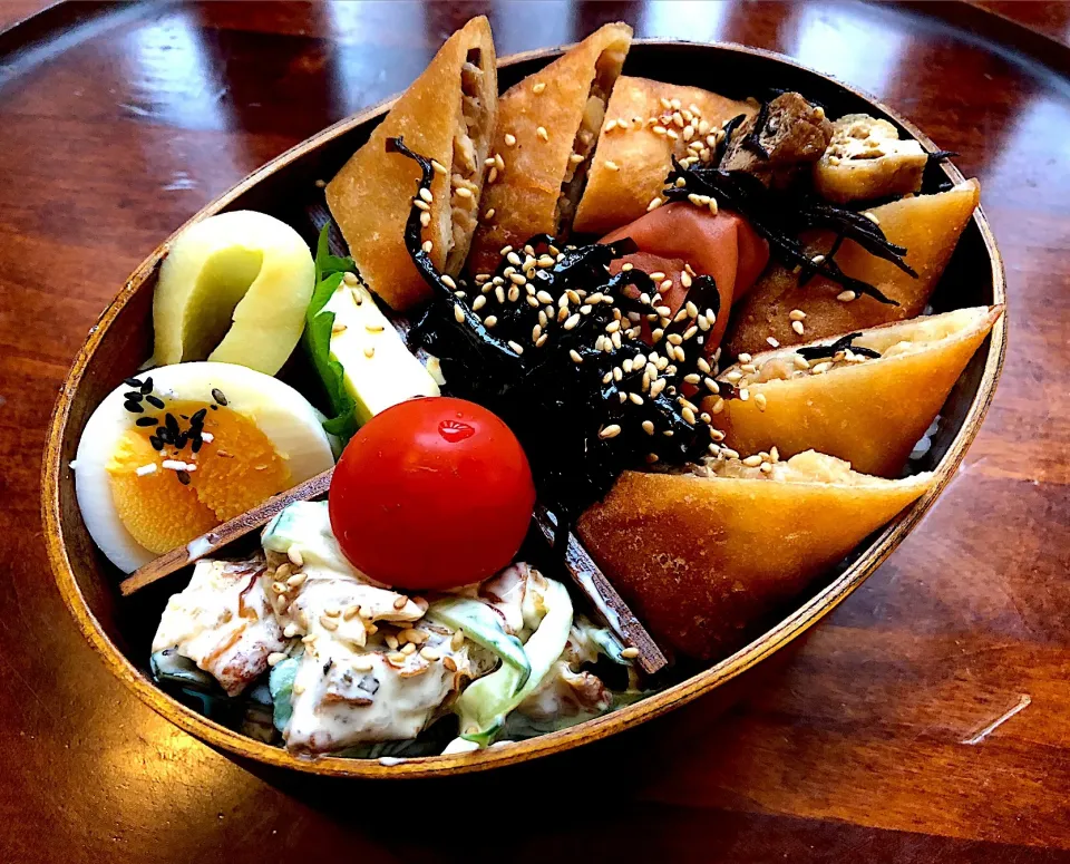 本日もお弁当🍱春巻き🥓ローストチキンと、きゅうりサラダ🥗《セゾンファクトリーの柚子フレンチドレッシング使用》ゆで卵🥚チーズ大葉巻き🧀 #息子弁当  #わっぱ弁当  #春巻き  #ローストチキン  #きゅうり  #サラダ  #ゆで卵  #プチトマト🍅  #昆布佃煮  #梅干し  #札幌 中島 #中島公園|Yukie  Toriseさん