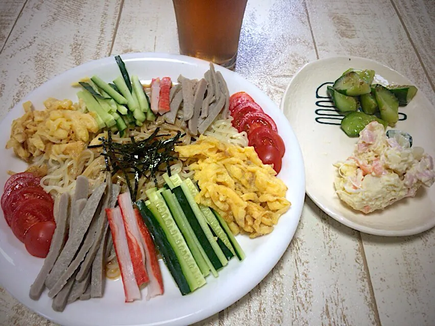 今日の男飯(｡-_-｡)お昼バージョン！
冷やしらーめん🍜ゴマだれ&自作ポテサラ&きゅうり漬け🎶|ひーちゃんさん