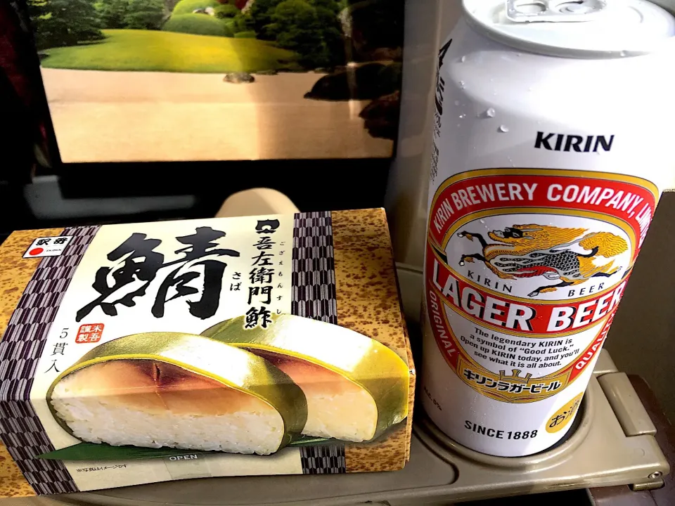 帰京のお供に誰かさんを真似て鯖をビールで流し込んでみたいと思います😆🐽|ゆうじ.さん