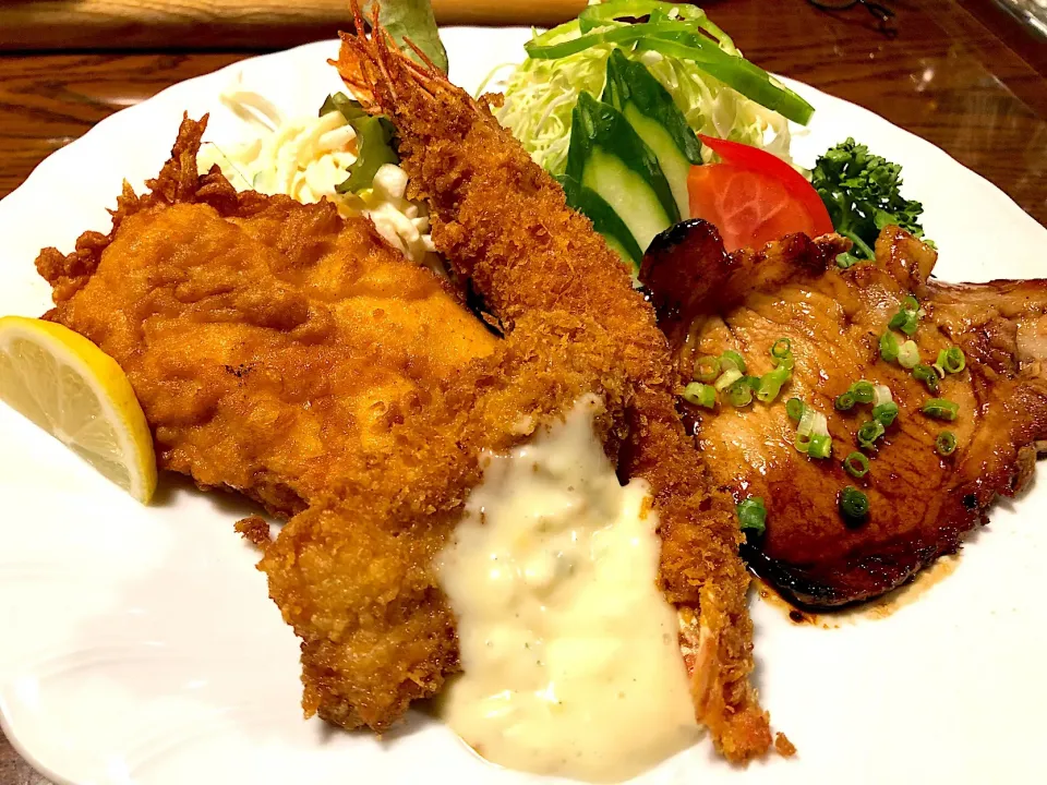 Snapdishの料理写真:Aランチ(ポークソテー🐽、海老フライ🍤、魚フライ🐟、鳥のフリッター🐓)|buhizouさん