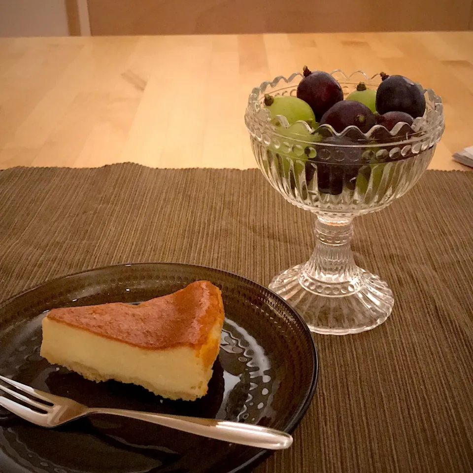 Snapdishの料理写真:今夜のデザート
🍇長瀞のぶどう
🍰近所のソーセージ屋さんのチーズケーキ|きょうさん