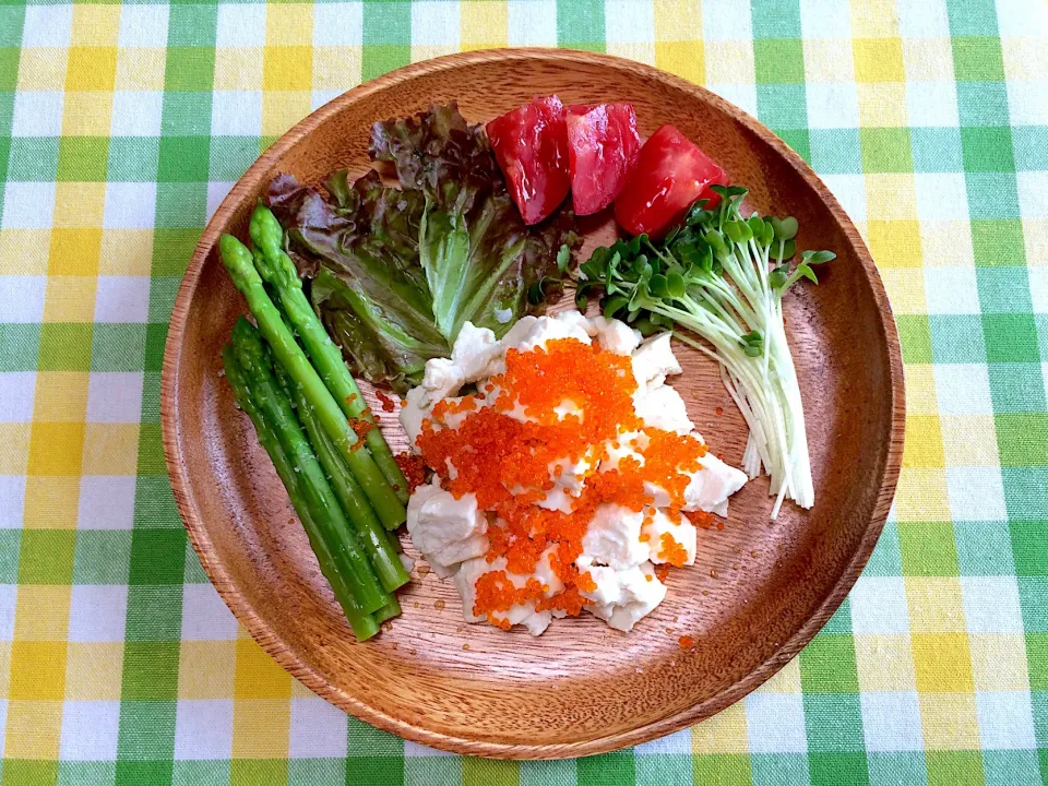 木綿豆腐砕きレンチン冷しやっこ🎐 
つぶつぶ仕上げで モーニングサラダ🥗🧡|ぱぴこ家さん