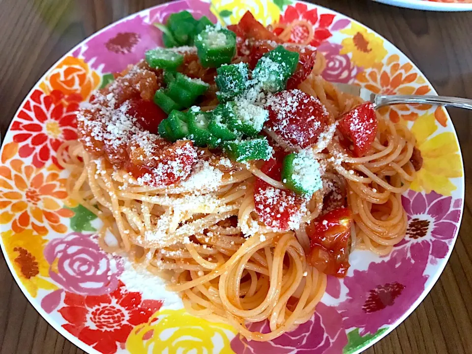 トマトとオクラの冷製パスタ🍅|夏実さん