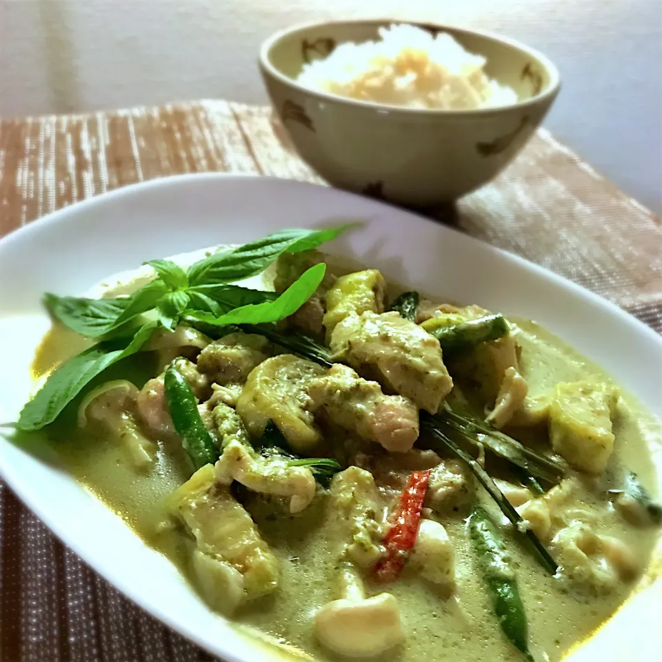 ペーストから作った🌿フレッシュハーブのグリーンカレー|コロンさん