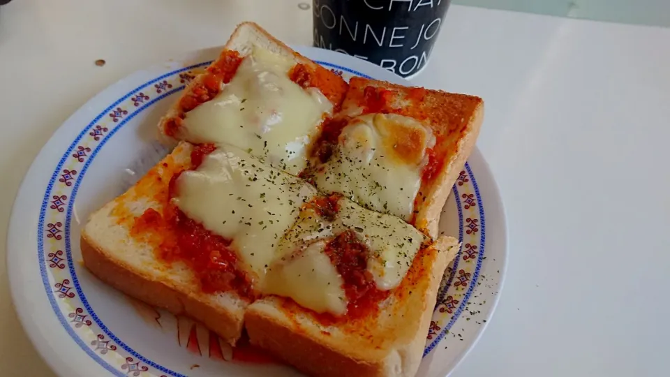 昨日の夕飯の残りのソースでピザトースト😋🍞🍕|mky710801さん