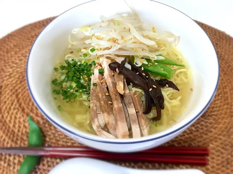 お昼ゴハン。冷たい塩ラーメン。きくらげ、絹さや、もやし、チャーシュー。|yukiさん