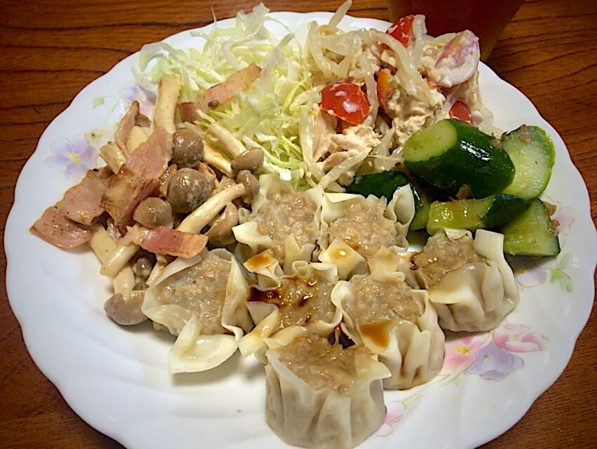 今日の男飯(｡-_-｡)実家バージョン！
焼売&しめじとベーコンソテー&もやしとツナのサラダ🥗&きゅうり漬け🎶|ひーちゃんさん