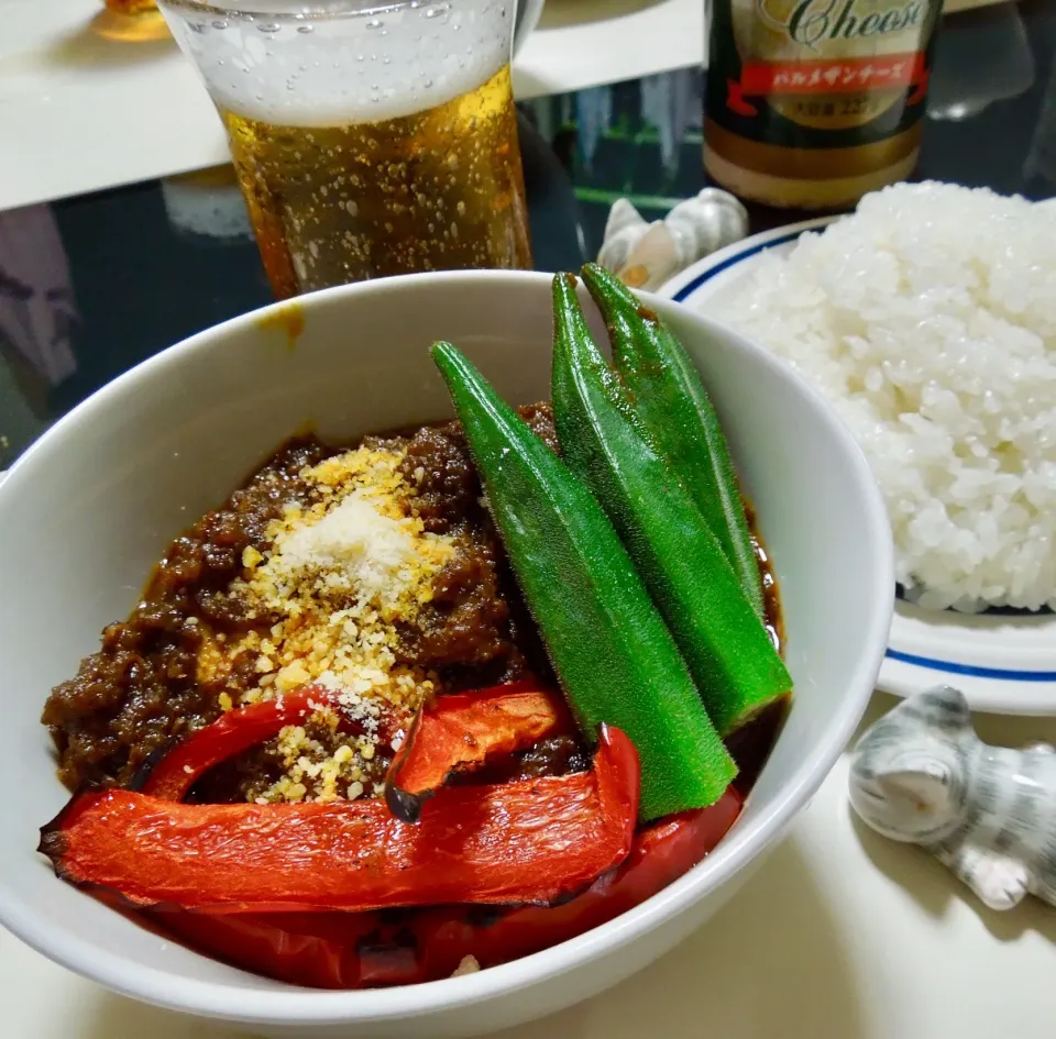 トマト、人参、玉ねぎをすりおろし、野菜ジュースで煮込んだチキンカレー
カレー粉は上野アメ横大津屋のオリジナルとカシミールをブレンド|Takeshi  Nagakiさん