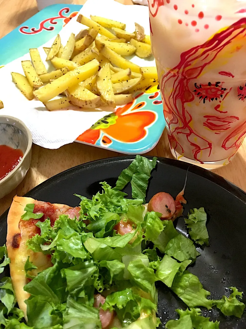 休日おうちランチ〜ホームベーカリーで生地作ったサラダピザ🍕と オーブンポテト🍟とアイスティー（＞（●●）＜）㌧|さくたえさん