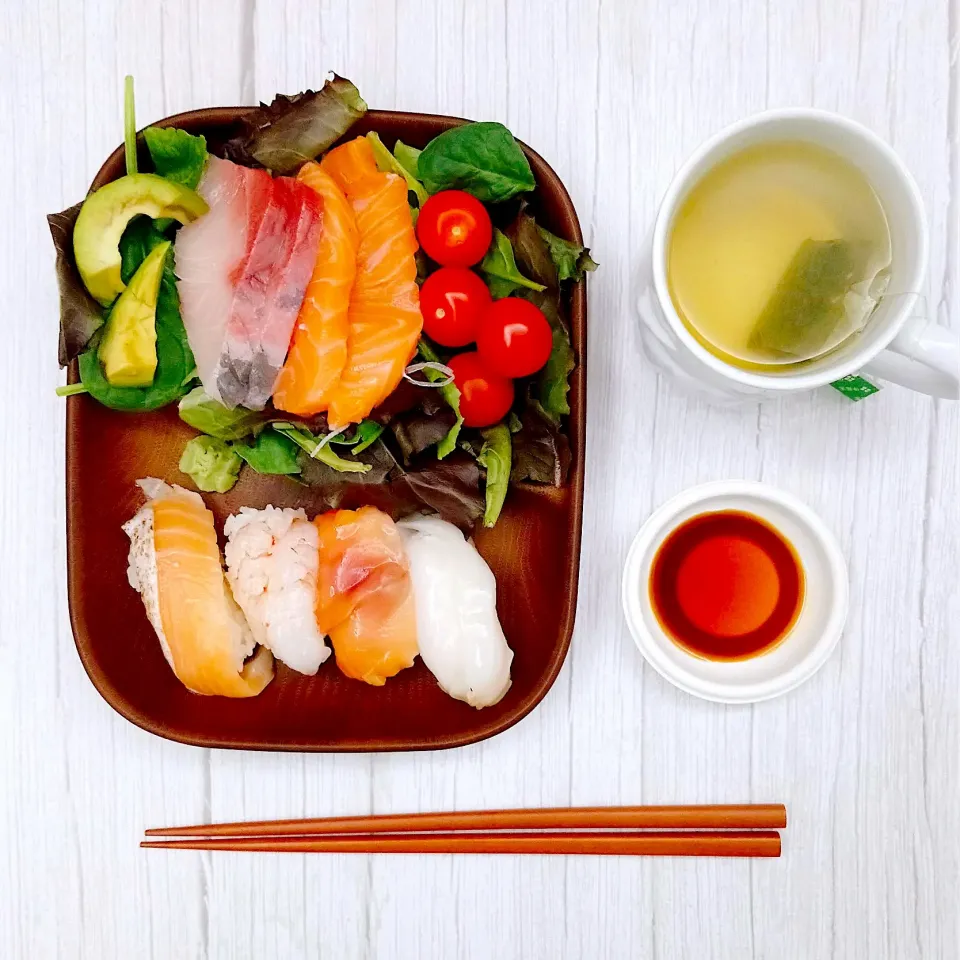 日曜の晩ご飯♪お寿司・お刺身・サラダ・お茶|キノコ🍄さん