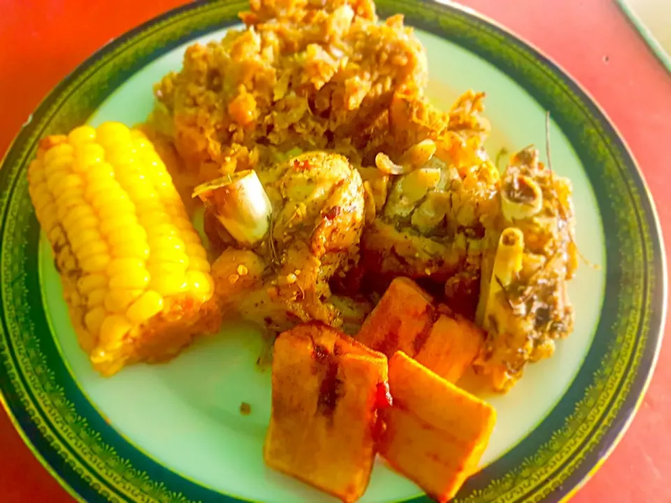 Snapdishの料理写真:Seafood Stuffing with Baked Rosemary Turkey Wings Sweet Cinnamon Corn on the Cob and Fried Plantains.|Juan Simmsさん