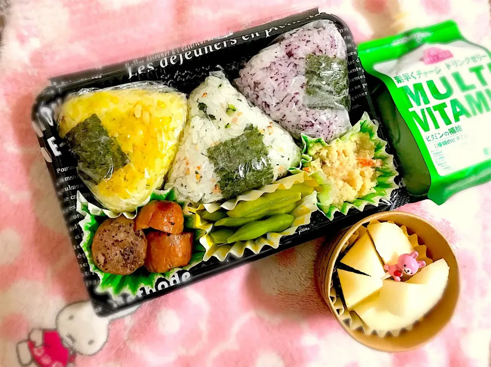 【三色おにぎり】弁当〜ゆかりおにぎり・野菜わかめおにぎり・のりたまおにぎり・おから・枝豆・ペッパーソーセージ〜
 #お弁当  #おにぎり弁当  #おにぎり  #キャラ弁|華恋さん