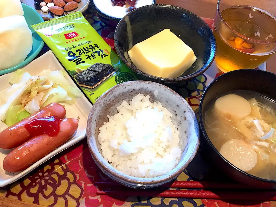 朝ごはん
たまご豆腐、ウインナーソテー、茹でキャベツ、ゆず大根の漬物、白米、韓国海苔、大根と揚げの味噌汁、幸水、アーモンド、クランベリー添えヨーグルト、緑茶|かよちゃんさん