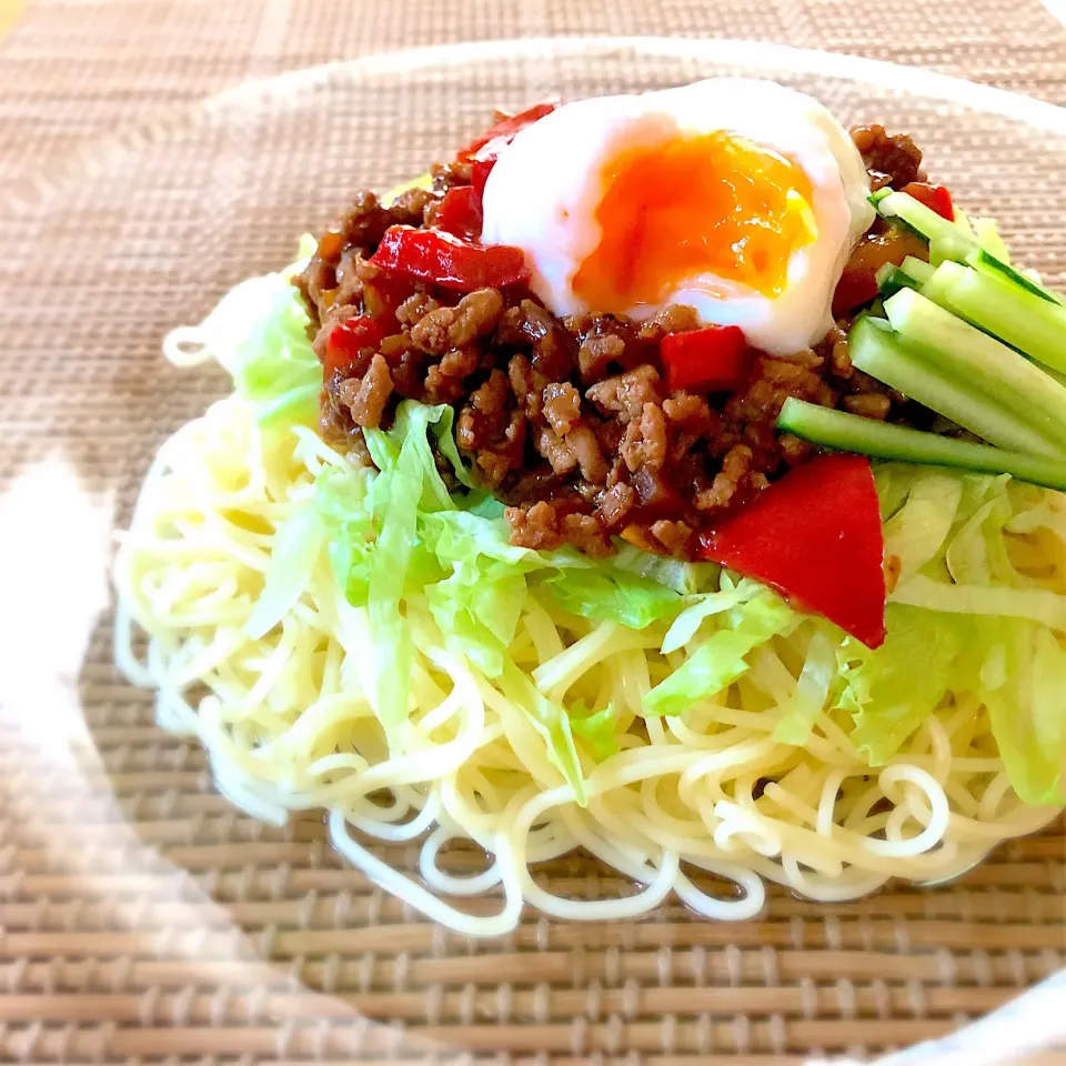 野菜たっぷり&温泉卵のっけジャージャー麺😋|あしゃぱんさん