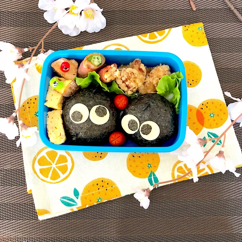 Snapdishの料理写真:まっくろくろすけ弁当|あきとんとんさん