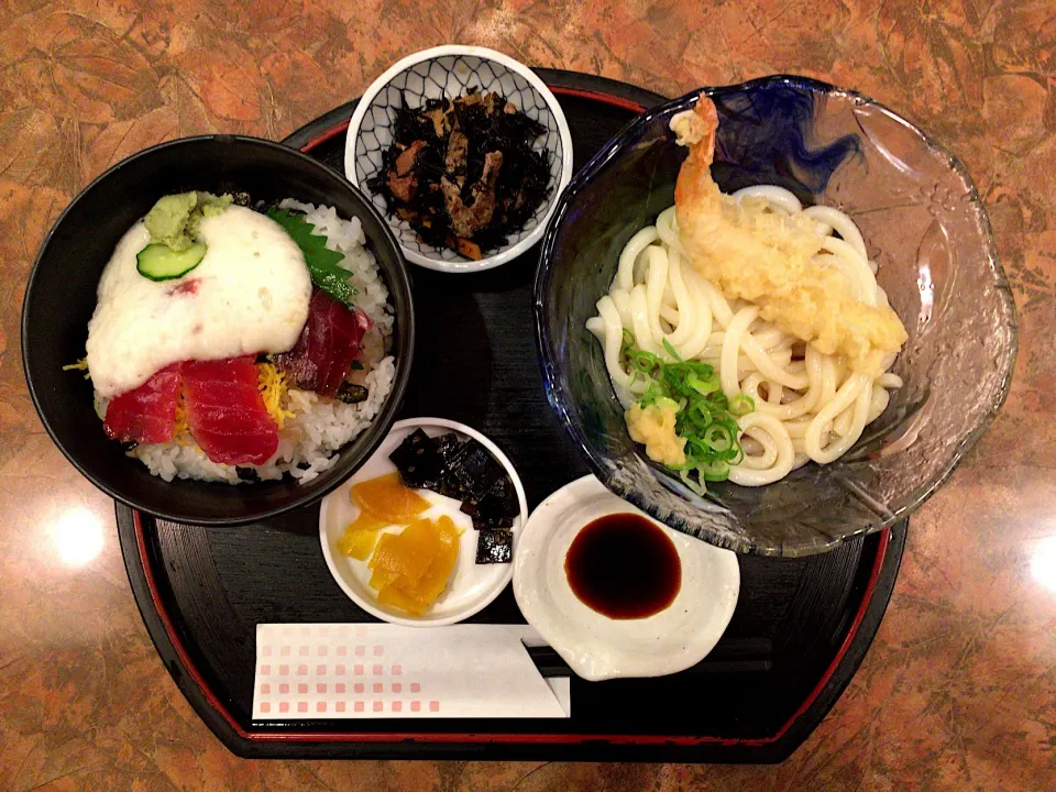 Snapdishの料理写真:おすすめ定食(まぐろトロロ丼とエビ天ぶっかけ)|ばーさんさん