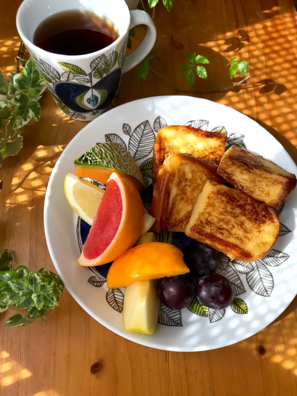 🍞モリモリ食べちゃう🍴厚切り カリッふわっ なフレンチトースト&季節の果物🍎🍇🍊🍈🍑|Hollyさん