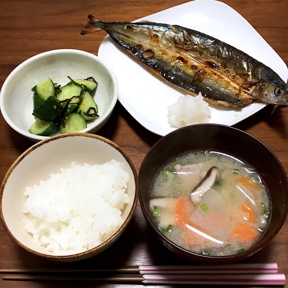 Snapdishの料理写真:#土鍋ごはん 
 #さんまの塩焼き 
 #きゅうりの塩昆布和え 
 #豚汁|まきさん