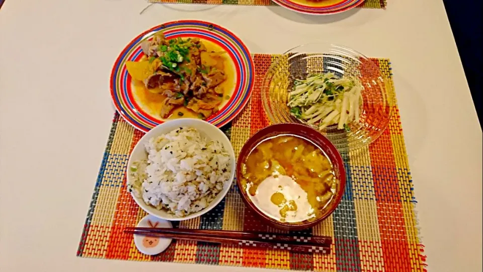 Snapdishの料理写真:今日の夕食 じゃがいもと豚肉のキムチ味噌煮、大根サラダ、麦ご飯、人参と卵の味噌汁|pinknari🐰🌈さん