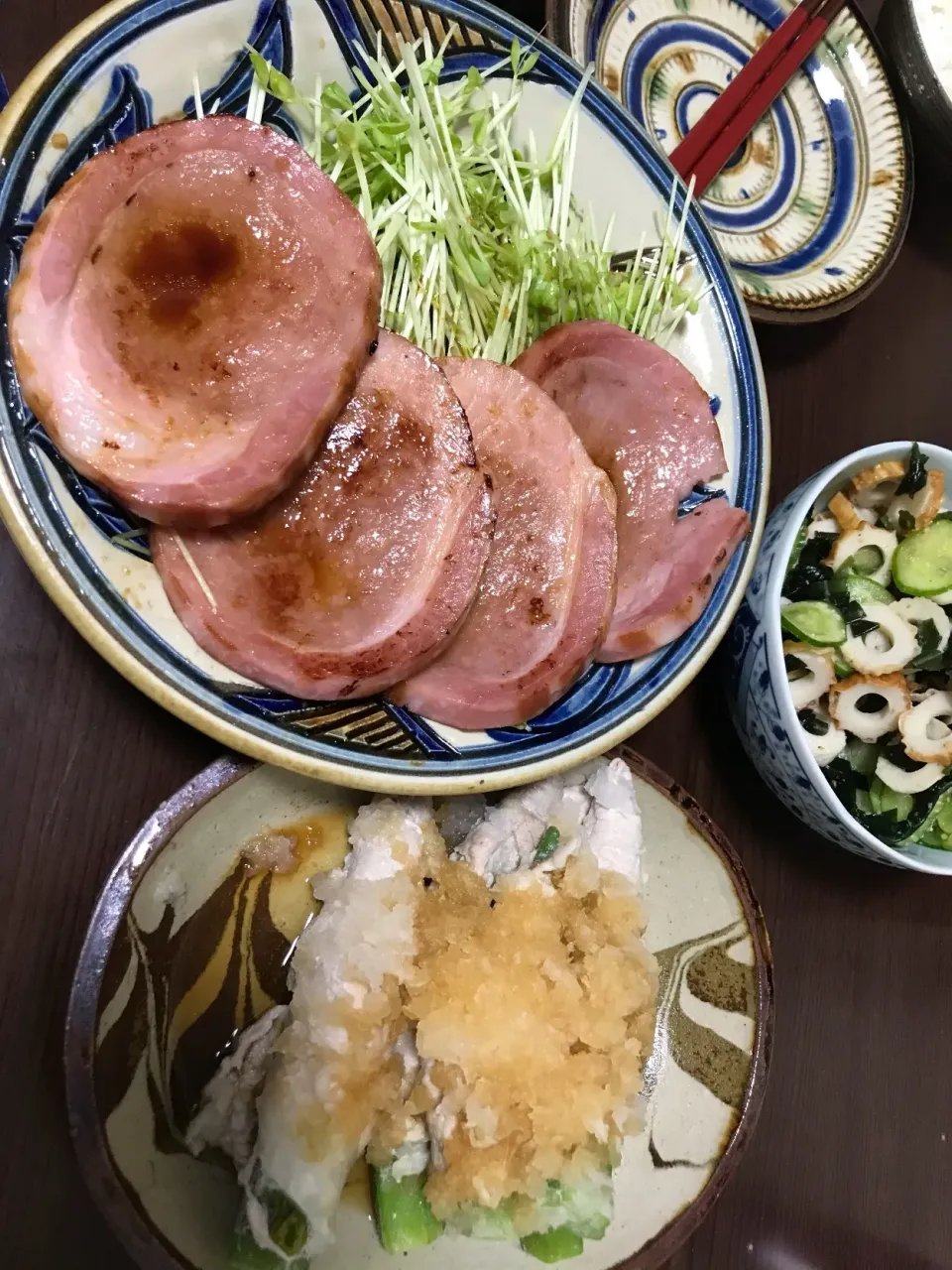 8月27日晩ご飯。ハムステーキ、オクラの豚巻きオロシソース、酢の物。|あやさん