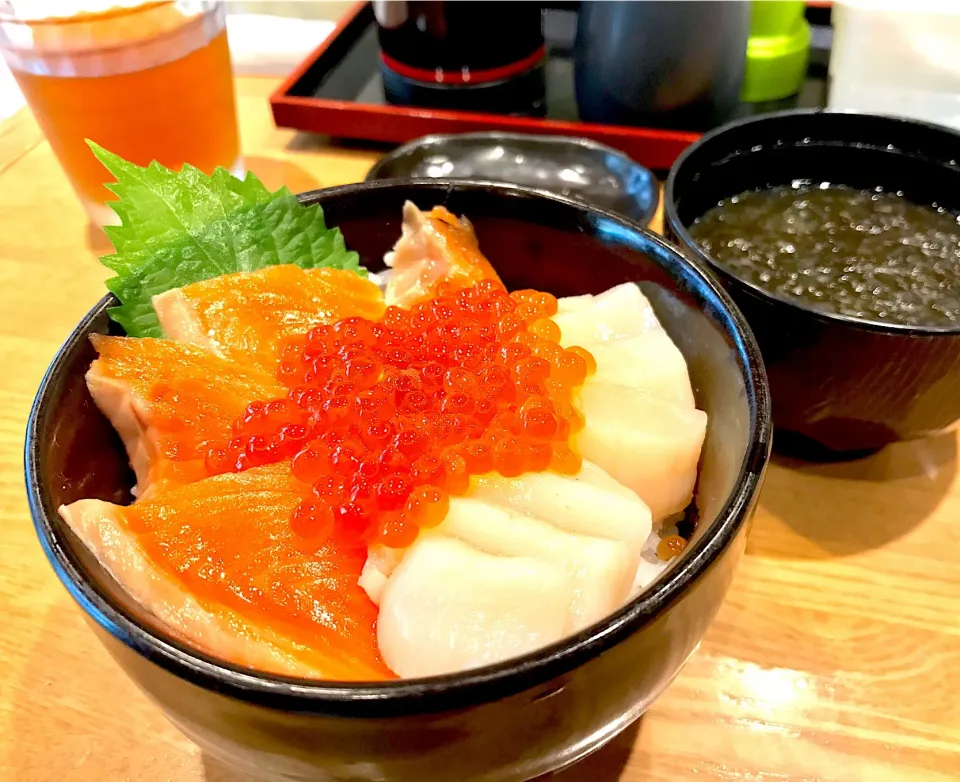 Snapdishの料理写真:朝ごはん  サーモン帆立いくら丼ハーフ|砂雪さん