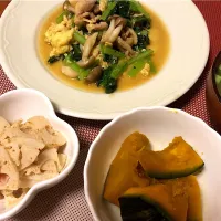 Snapdishの料理写真:鶏肉と青菜の炒め物
レンコンのごまマヨサラダ
かぼちゃのたいたん
豆腐と揚げのお味噌汁|あんなさん