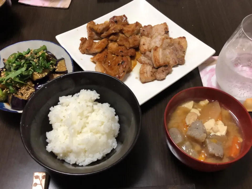 豚バラ焼きとナスとオクラのピリ辛いため|ひねくれさん