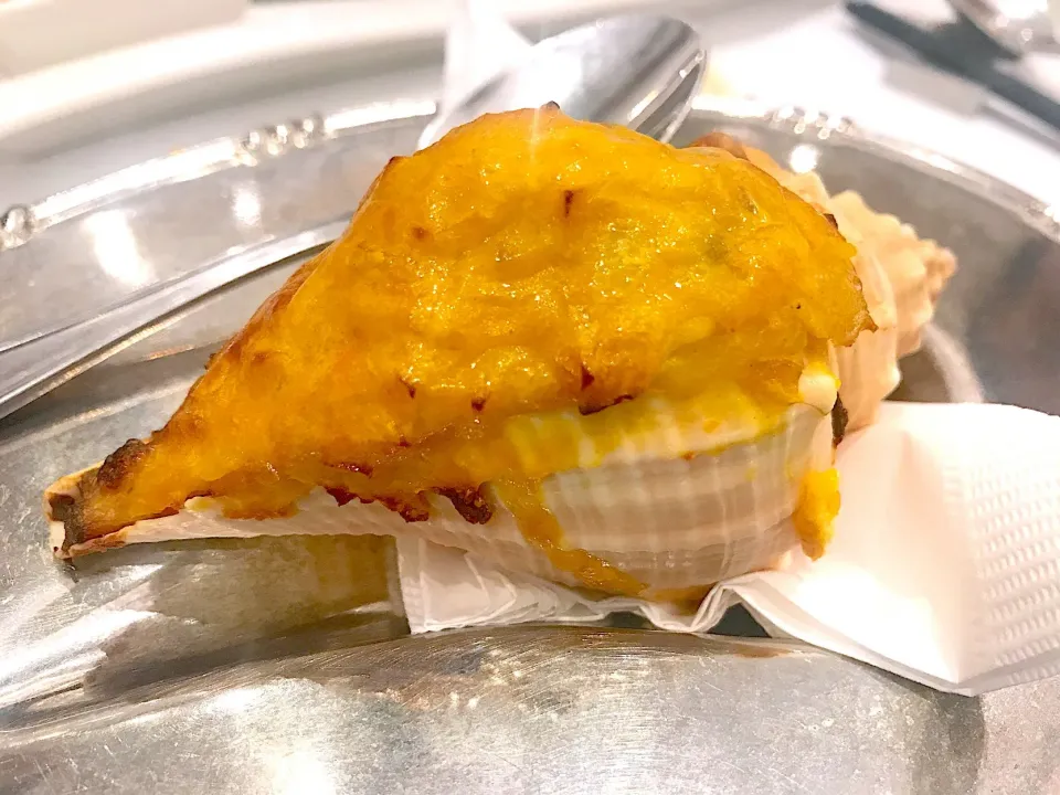 Snapdishの料理写真:Baked seafood and onion stuffed in sea whelk shell|Sky Blueさん