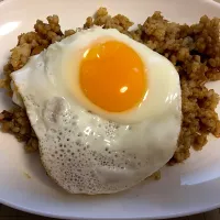 ドライカレー目玉焼き乗せ🍳|yu310さん