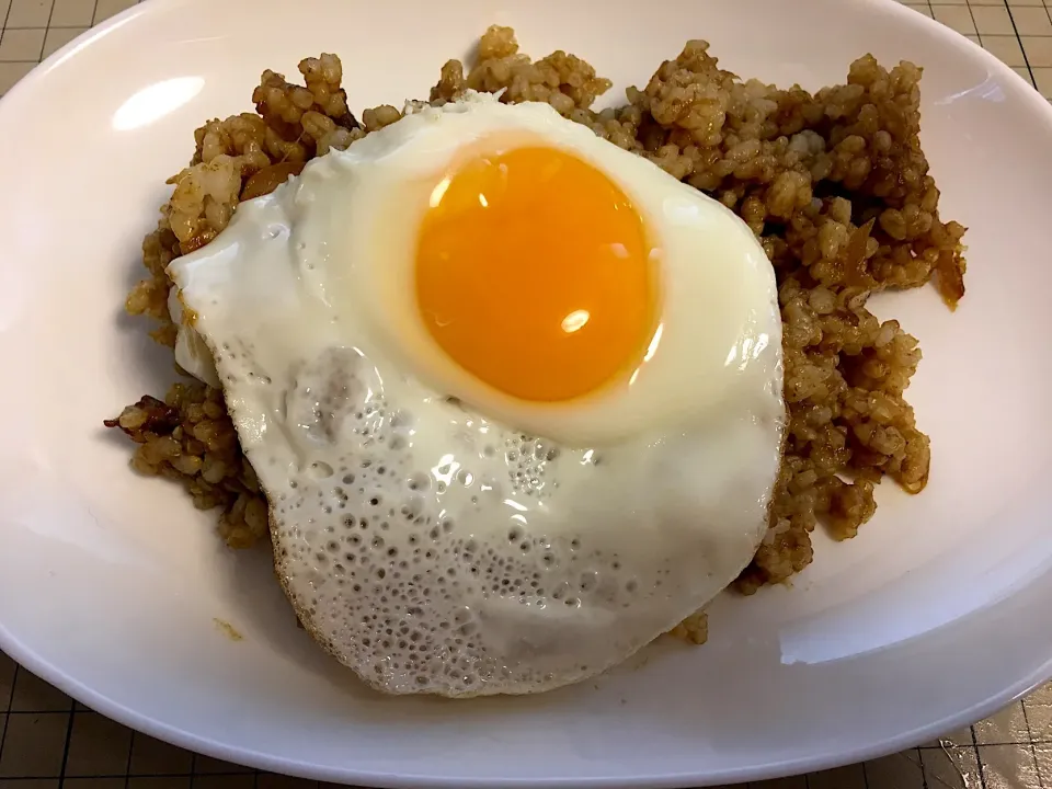 ドライカレー目玉焼き乗せ🍳|yu310さん