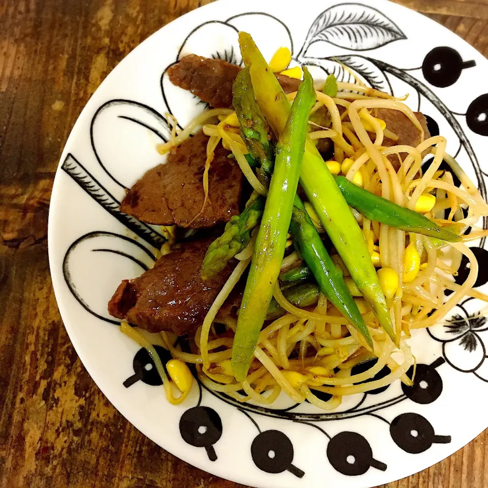 Snapdishの料理写真:牛肉とアスパラ、豆もやしの炒め物|アッツさん