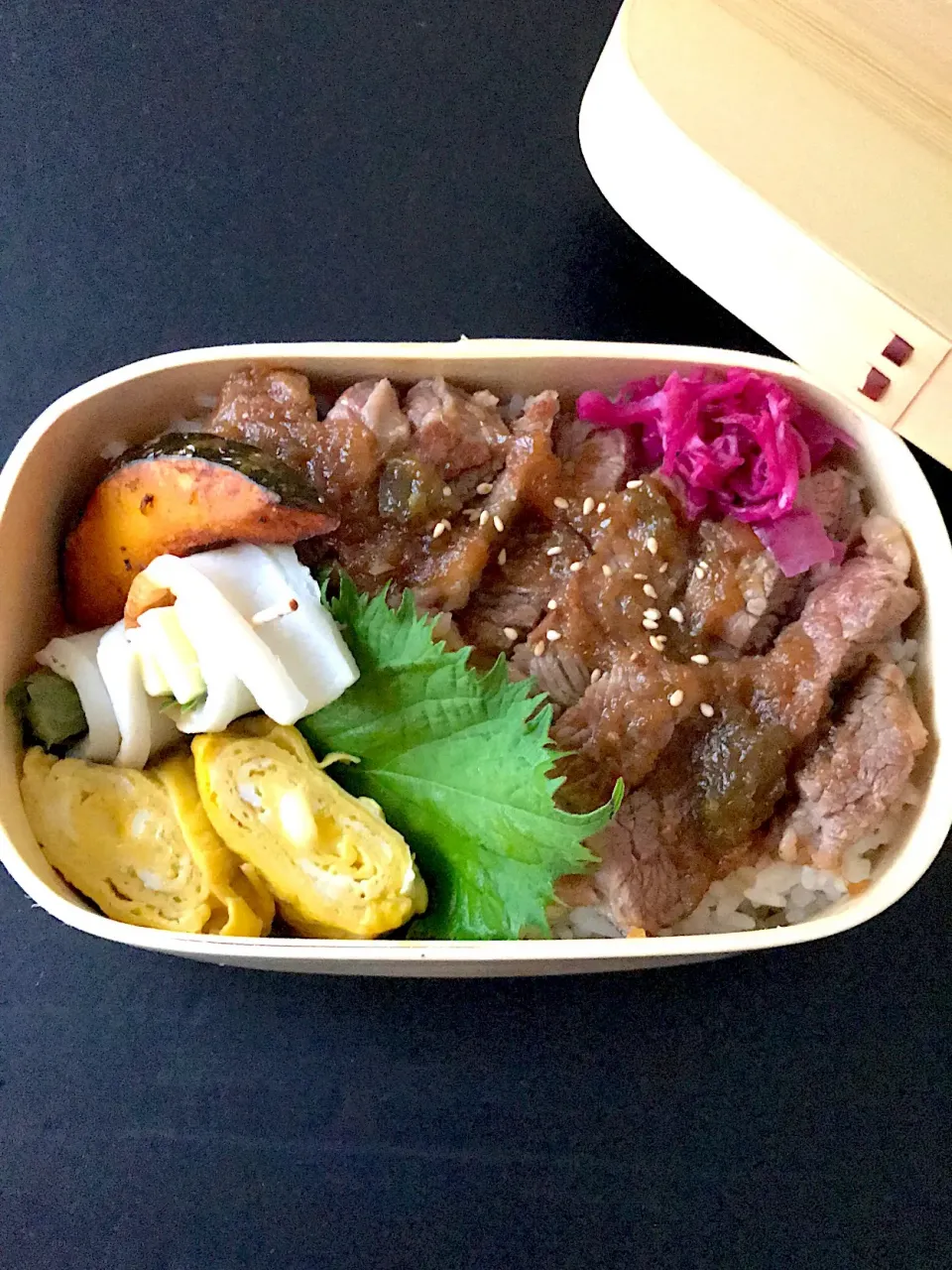 Snapdishの料理写真:お弁当。
牛ステーキ丼。
紫キャベツマリネ、卵焼き、チーズと紫蘇の竹輪巻き、カボチャの素揚げ|中川悦子さん