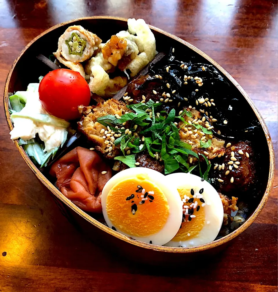 本日もお弁当🍱肉団子🥓かぼちゃ🎃と椎茸天麩羅🍄蒸し鶏とキャベツサラダ🥗 #息子弁当  #わっぱ弁当  #肉団子の甘酢あんかけ  #天麩羅  #椎茸  #かぼちゃ🎃  #蒸し鶏サラダ #キャベツ#ゆで卵 #プチトマト🍅  #札幌  #中島公園|Yukie  Toriseさん