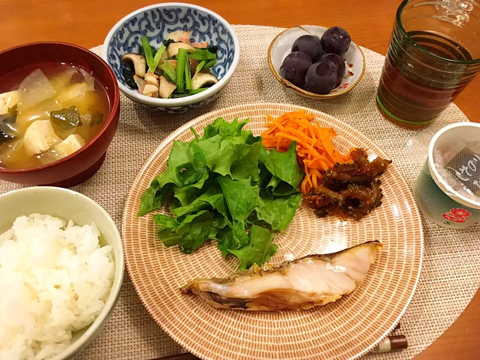 Snapdishの料理写真:18/08/27 夕飯♪ 焼き魚（メバル）人参きんぴら ゴーヤ佃煮 小松菜とエリンギのベーコン炒め 味噌汁 ピオーネ|ikukoさん