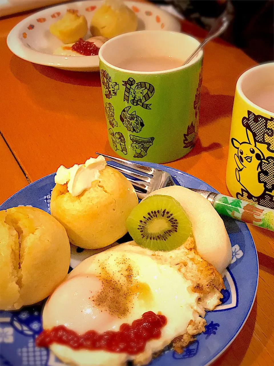 スコーン  バター&クリームチーズ  目玉焼き🍳  梨 キウイ🥝   ほうじ茶ラテ☕️|ch＊K*∀o(^^*)♪さん