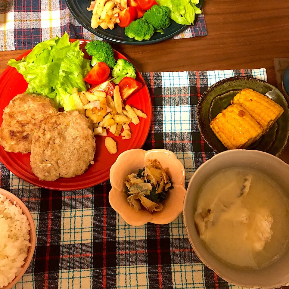 8.27夕飯 鯛の味噌汁、ハンバーグ、焼きとうもろこし|ピカさん