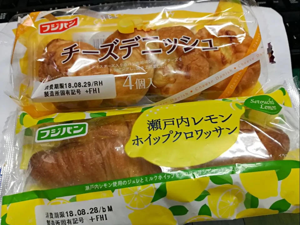 Snapdishの料理写真:お昼🥐
 #瀬戸内レモンホイップクロワッサン
 #チーズデニッシュ|Kojiさん