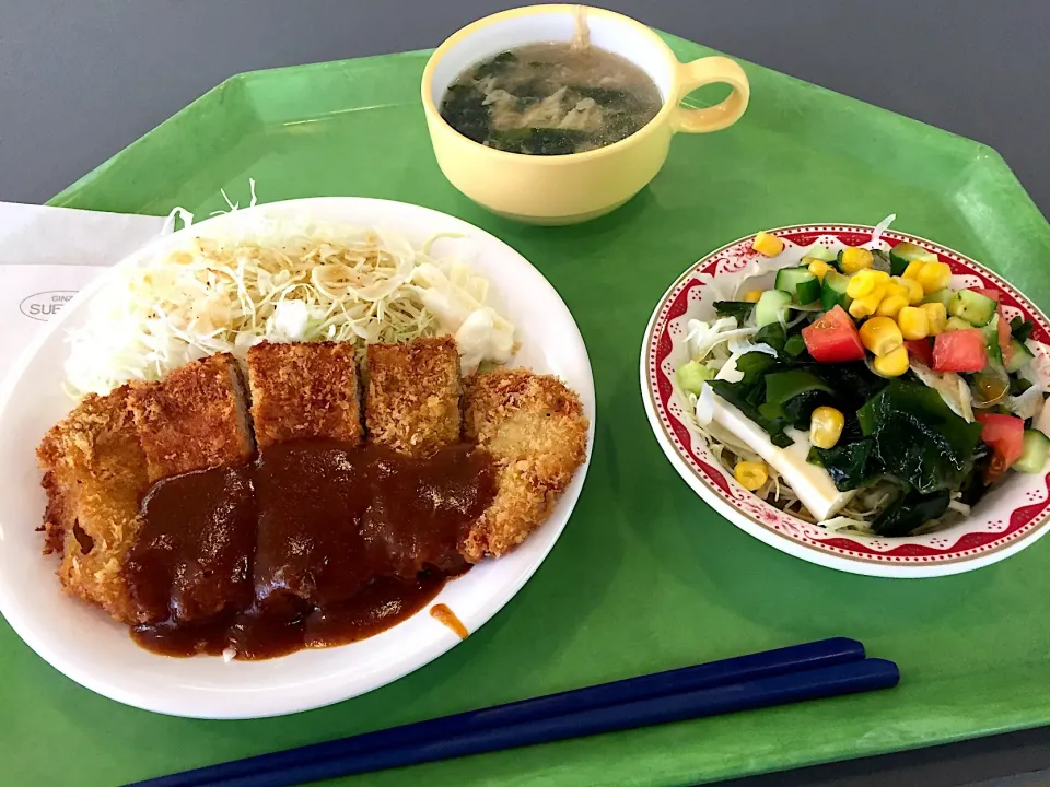 Snapdishの料理写真:ポークロースのカレー風味カツ、豆腐サラダ、玉子とワカメのスープ|Tadahiko Watanabeさん