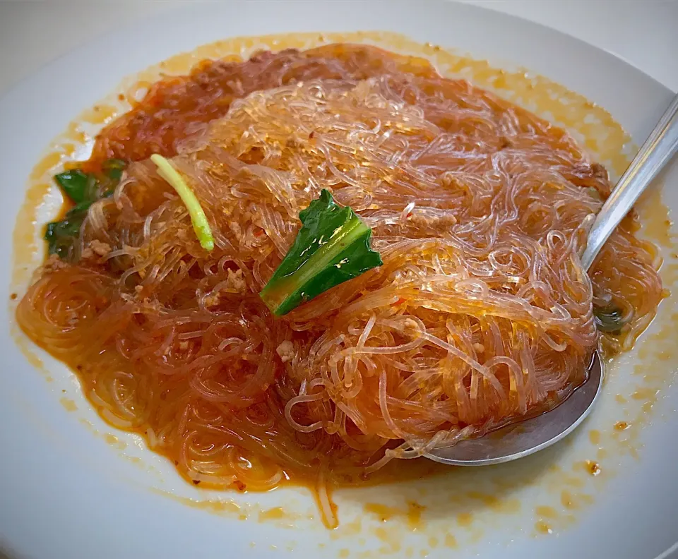 けふの昼餉は麻婆春雨でささやかにダイエット。実は今日は財布を忘れたサザエさんの為お客さんゴチだったので控えめなお値段のものを注文したのでした💦|にゃあ（芸名）さん