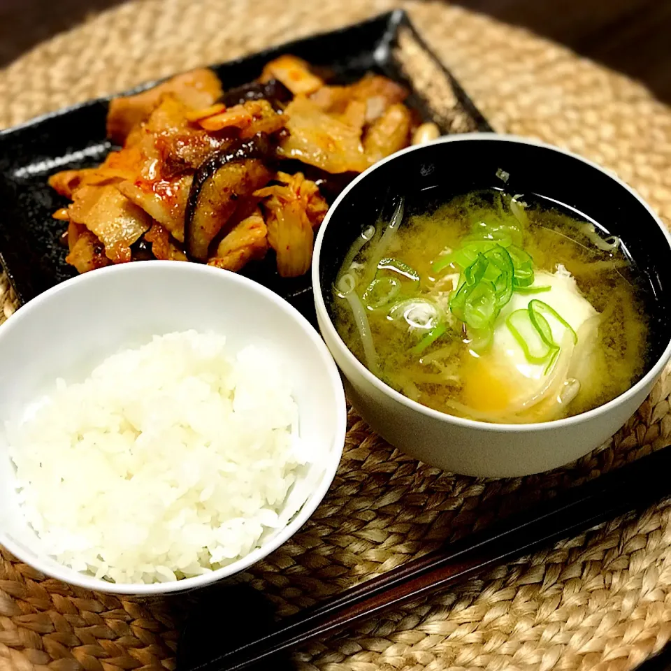 豚バラと茄子のキムチ炒め 落とし卵ともやしの味噌汁|恭子さん