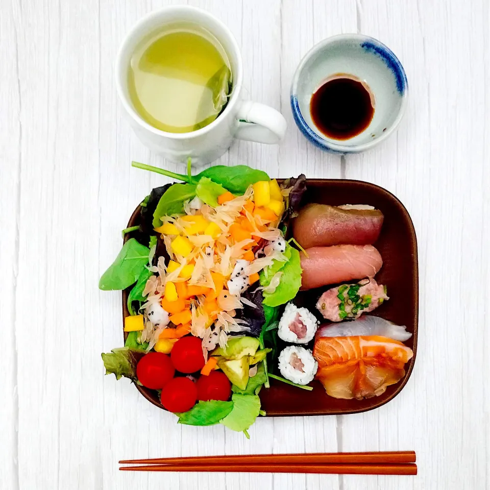 平日の晩ご飯♪お寿司・お刺身・サラダ・お茶|キノコ🍄さん