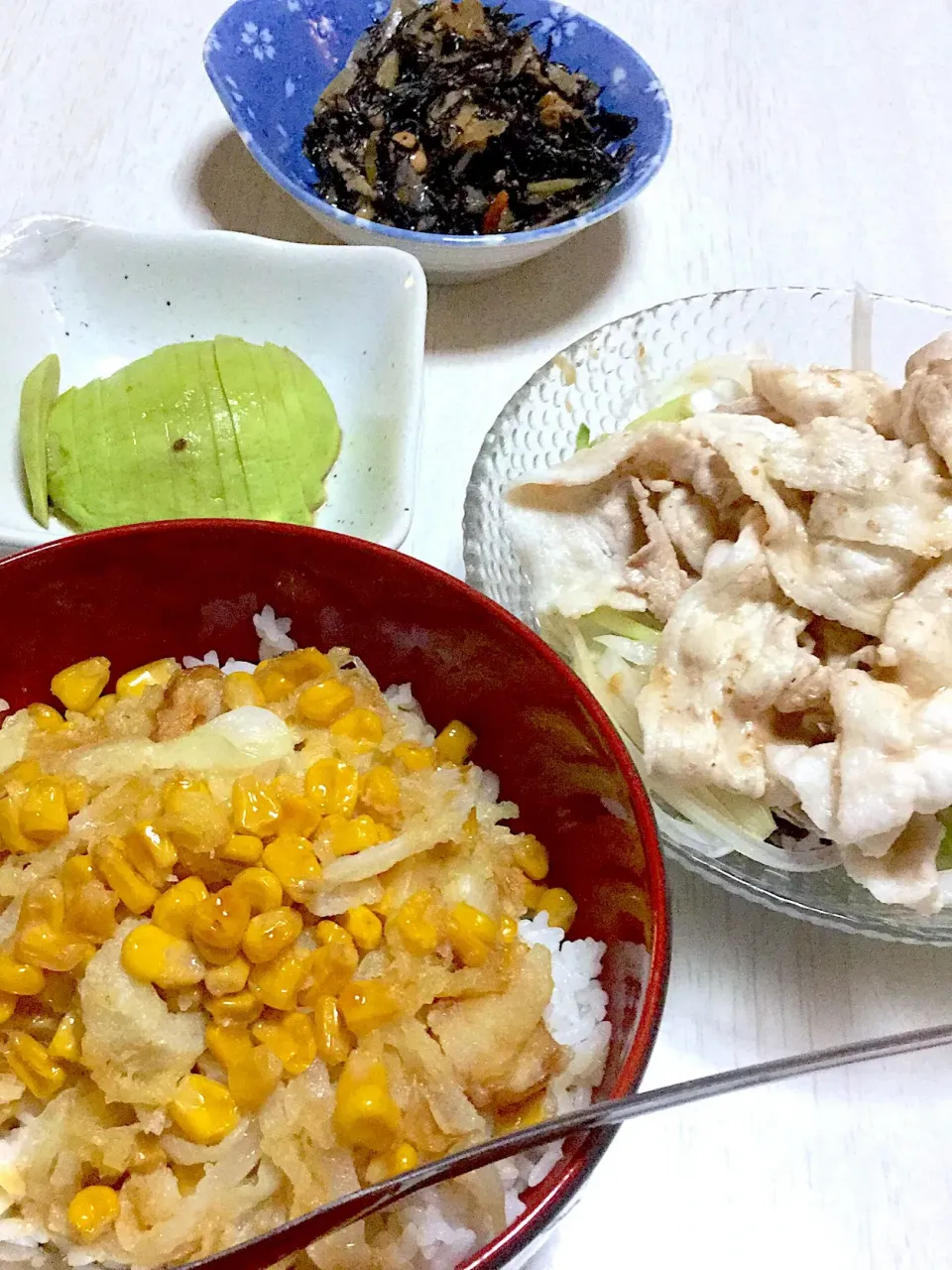 かき揚げ丼、冷しゃぶサラダ、ひじきの煮物、アボカド|Ayaさん