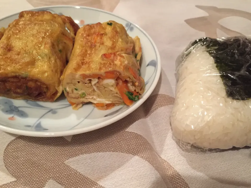 Snapdishの料理写真:[お夜食] 塩握り飯、だし巻き卵|にゃふてんさん