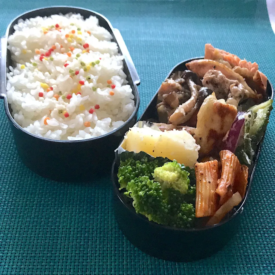 今日のお弁当🍱

鮭のムニエル
バランスよく食べて
残暑を乗り切りましょう

今日も暑くなりそう
元気だしてまいりましょう

今日も気をつけて
いってらっしゃい👋😊|mokoさん